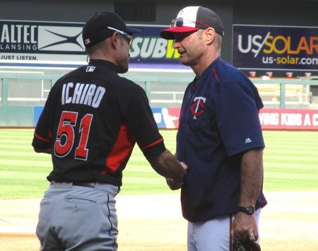 歴代９位の通算３３１９安打＆殿堂入りのツインズ・モリター監督からあいさつを受けるイチロー（撮影・小林信行）