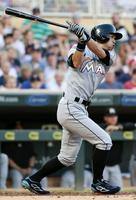 　３回、右前打を放つマーリンズのイチロー（共同）
