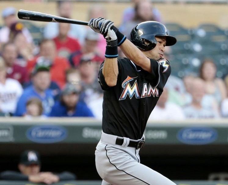 　ツインズ戦の１回、右前打を放つマーリンズのイチロー＝ミネアポリス