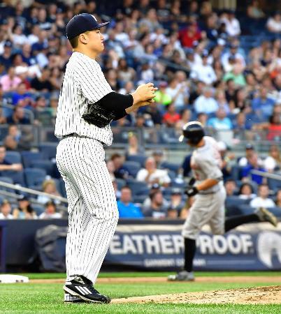 　タイガース戦の２回、カステラノス（奥）に本塁打を浴びたヤンキース・田中＝ニューヨーク（共同）