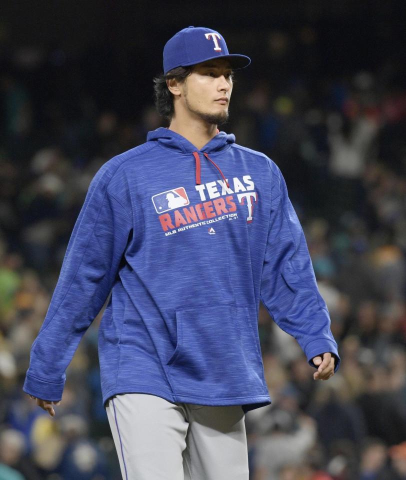 　マリナーズに勝利し、ナインを出迎えたレンジャーズのダルビッシュ（共同）