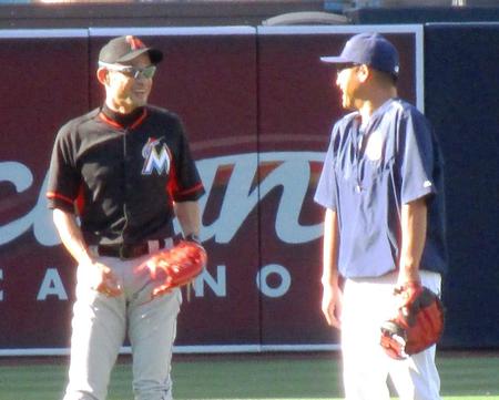 オリックス時代の同僚だったパドレスの中嶋臨時コーチ（右）と旧交を温めるイチロー（撮影・小林信行）