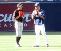 オリックス時代の同僚だったパドレスの中嶋臨時コーチ（右）と旧交を温めるイチロー（撮影・小林信行）