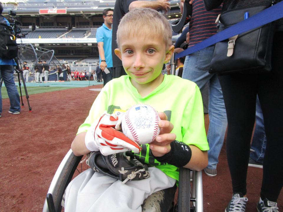 イチロー 車いすの少年にサインボール 大リーグ デイリースポーツ Online