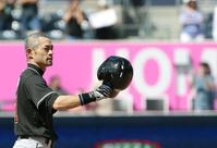 　パドレス戦の９回、日米通算４２５７安打となる右翼線二塁打を放ち、ヘルメットを脱いで声援に応えるマーリンズのイチロー外野手＝15日、サンディエゴ（共同）