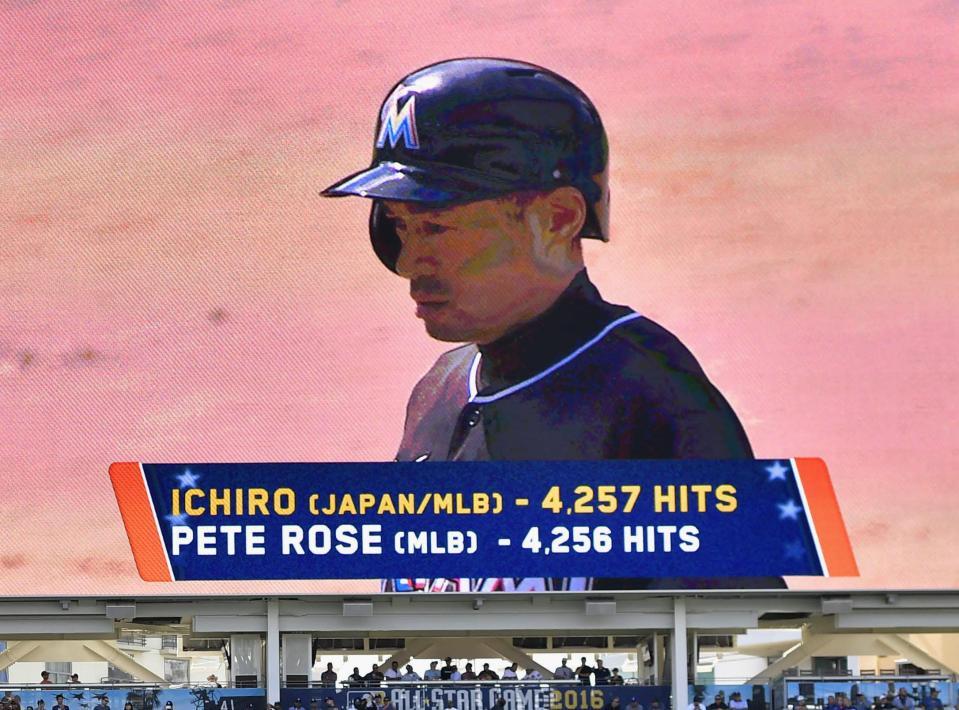 　パドレス戦の９回、マーリンズのイチローが右翼線二塁打を放ち、電光掲示板にピート・ローズが持つメジャー記録を日米通算で上回った数字「４２５７　ＨＩＴＳ」が表示された＝サンディエゴ（共同）
