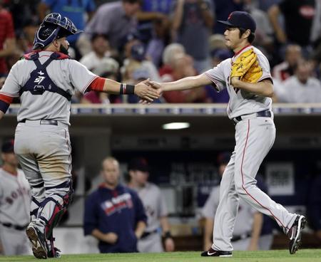 　８回を三者凡退に抑え、捕手と握手するレッドソックス・上原（ＡＰ＝共同）