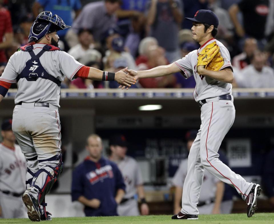 　８回を三者凡退に抑え、捕手と握手するレッドソックス・上原（ＡＰ＝共同）