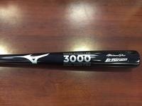 イチローの３０００安打記念バット（撮影・Robert VigonMaimi Marlins）