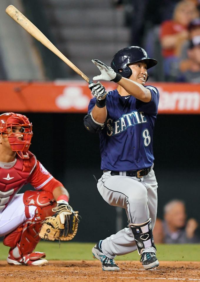 右越えに本塁打を放つマリナーズ・青木＝アナハイム（ＡＰ＝共同）