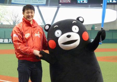　草野球大会に登場した米大リーグ、マリナーズの岩隈久志投手とくまモン＝１９日、西武プリンスドーム