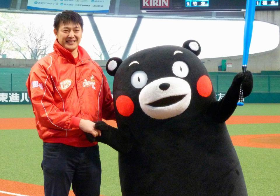 　草野球大会に登場したマリナーズ・岩隈とくまモン