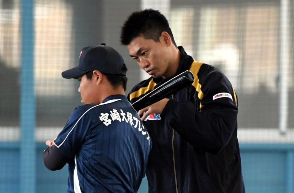 宮崎県人会野球教室で子どもたちに打撃を指導する青木宣親（左から２人目）