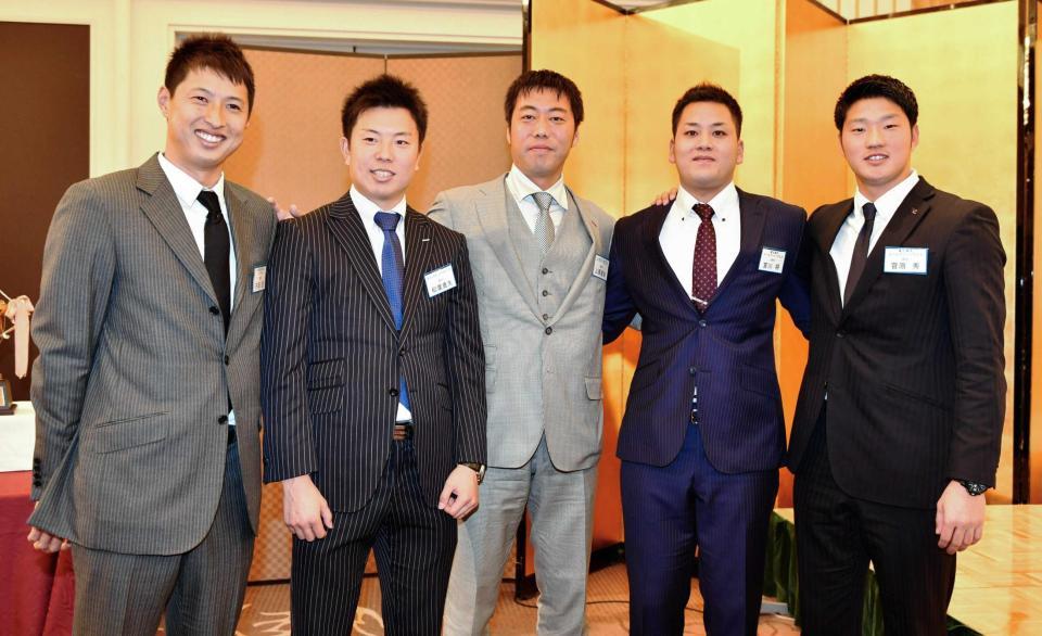 　今季の活躍を誓う（左から）日本ハム・村田透、オリックス・松葉、カブス・上原、楽天・宮川将、菅原秀（撮影・持木克友）