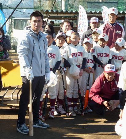　野球教室を開き、小学生らに打撃指導する米大リーグ、アストロズの青木（左端）＝２１日、東京都府中市