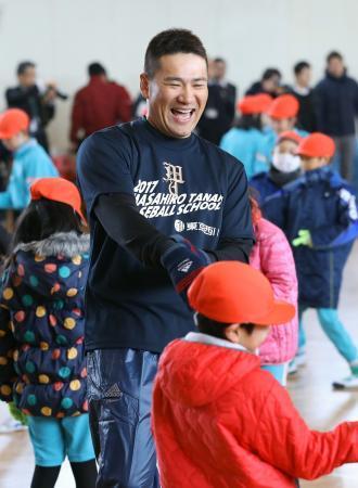 　仙台市の岡田小学校を訪れ、笑顔で児童と交流するヤンキース・田中＝２４日