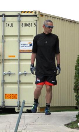 　特殊マシンの入ったコンテナで調整したイチロー（撮影・小林信行）