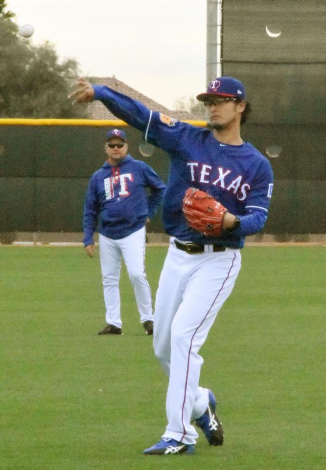 　キャッチボールするレンジャーズのダルビッシュ