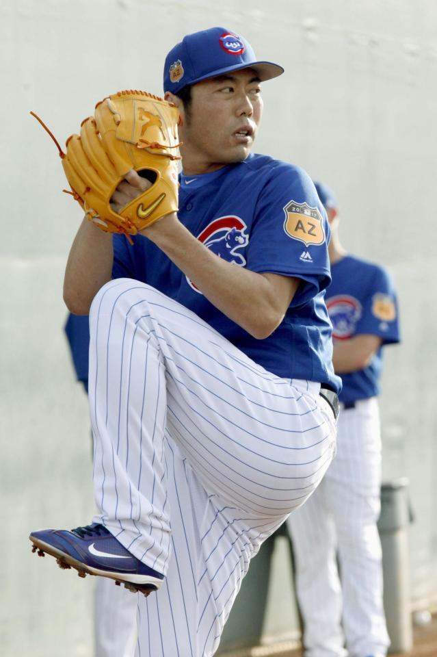 　ブルペンで投球練習するカブスの上原