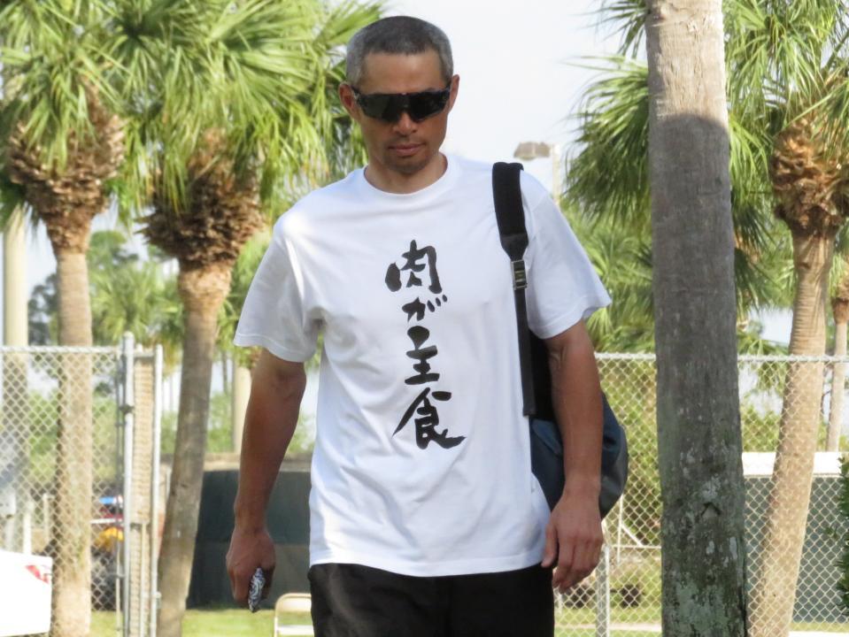 “肉シリーズ”のＴシャツで施設に入るイチロー（撮影・小林信行）