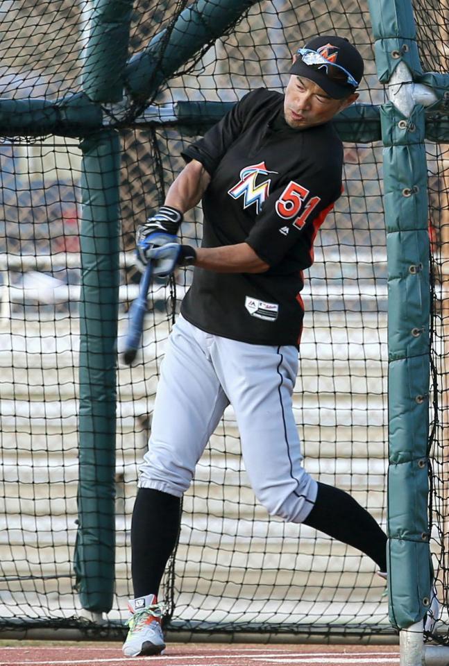 　オープン戦に同行せず、居残りで打撃練習するマーリンズのイチロー