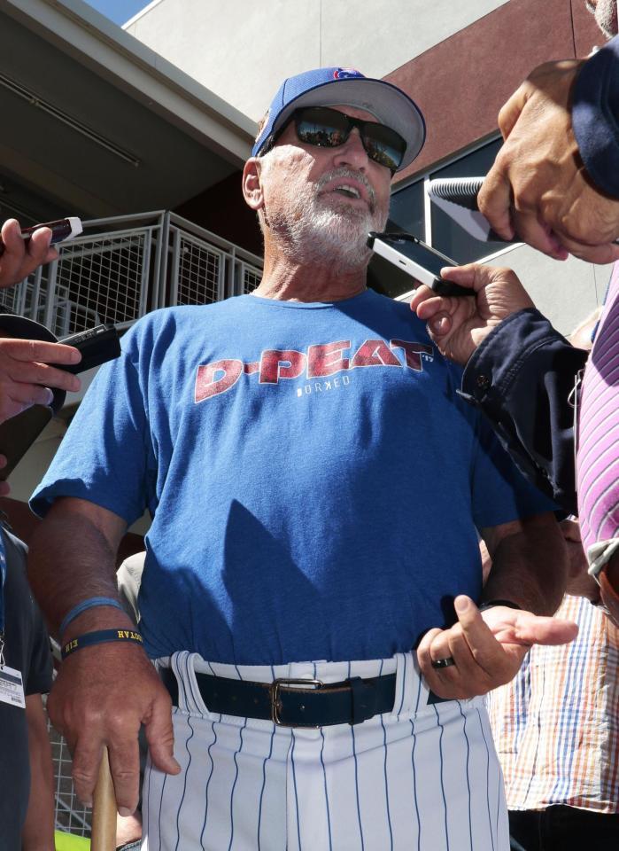 　川崎解雇の発表を受け、報道陣の取材に応じるカブスのマドン監督