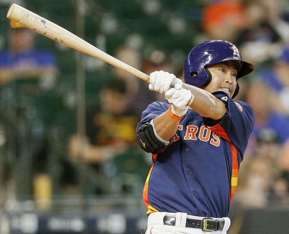 　７回、一塁手のエラーを誘う内野ゴロを放つアストロズ・青木