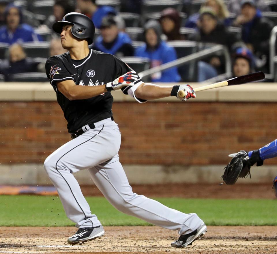 　メッツ戦の４回、メジャー初安打を放つマーリンズのチェン＝ニューヨーク（共同）