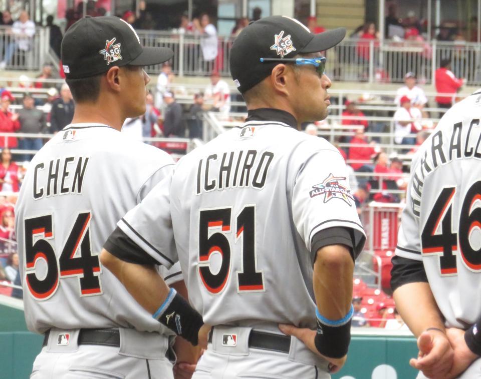 イチローの隣で開幕セレモニーに臨んでいたチェン（左）