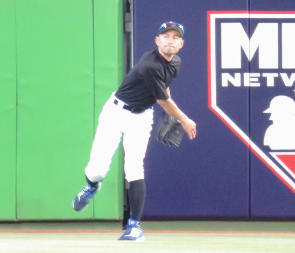 試合前に遠投で体をほぐすイチロー（撮影・小林信行）