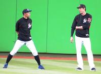 試合前のフィールドでイエリチ（右）と会話を楽しむイチロー（撮影・小林信行）
