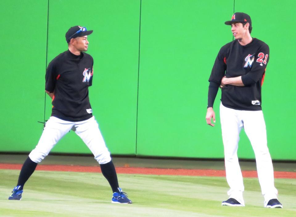 試合前のフィールドでイエリチ（右）と会話を楽しむイチロー（撮影・小林信行）