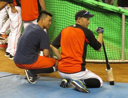 前日に続いて試合前に話し込むイチロー（右）と青木（撮影・小林信行）