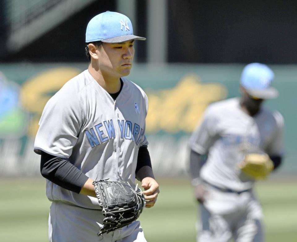 　３失点した４回を終え、ベンチに戻るヤンキース・田中。このまま降板となり７敗目を喫した