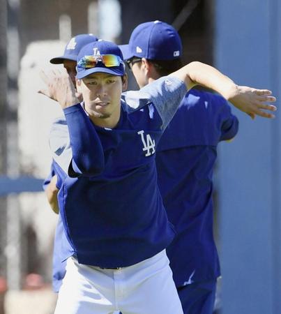 　マエケン体操をするドジャース・前田＝ロサンゼルス（共同）
