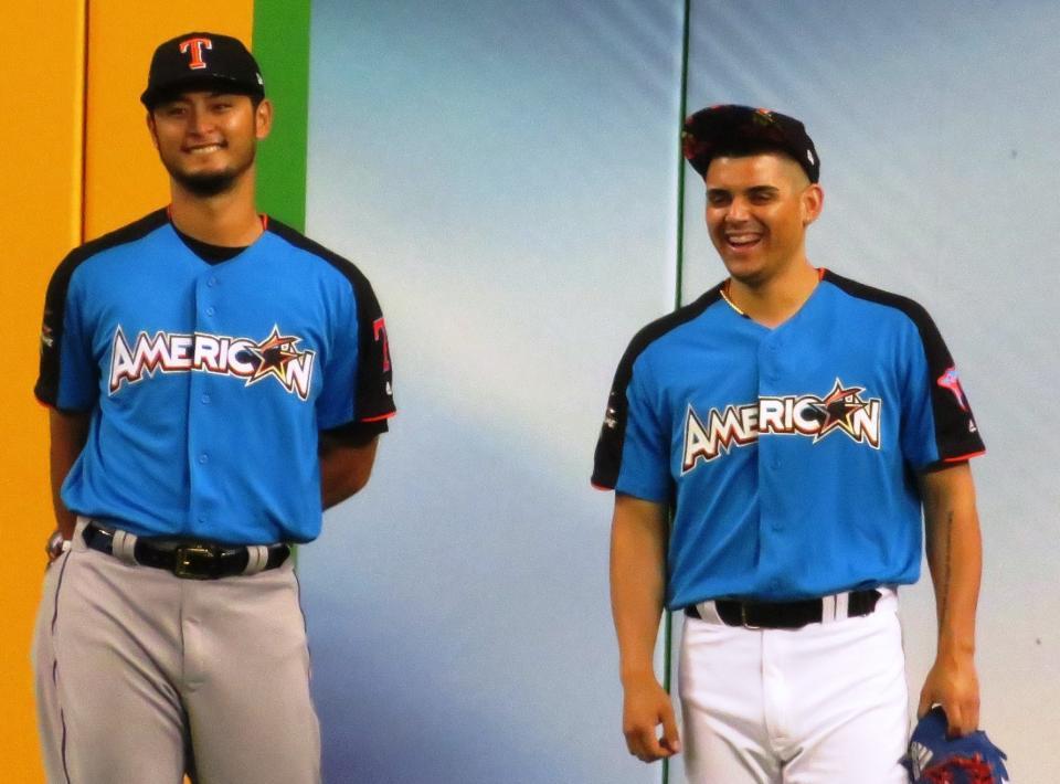 練習中にブルージェイズのオスーナ（右）と談笑するダルビッシュ（撮影・小林信行）