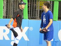 　試合前に前田（右）と談笑するイチロー（撮影・小林信行）