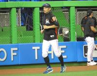 　試合前に黙々とルーティーンをこなすイチロー（撮影・小林信行）