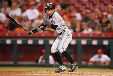 　レッズ戦の九回に代打で安打を放つマーリンズのイチロー＝２２日、シンシナティ（ＡＰ＝共同）