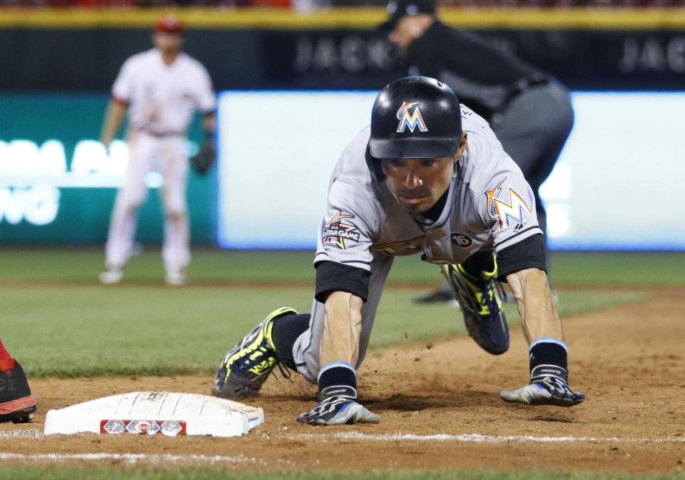 　９回、安打で出塁し、けん制で帰塁するマーリンズの一走イチロー（共同）