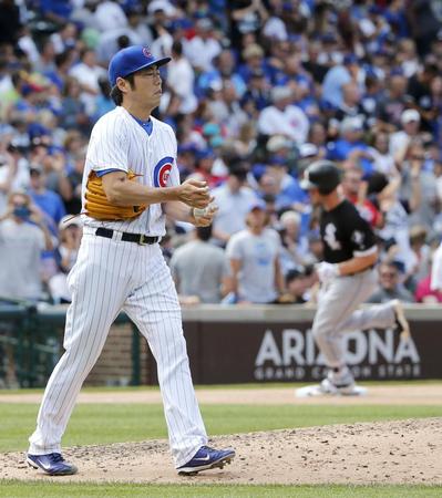 　ホワイトソックス戦の８回に登板し、先頭のデービッドソン（右）に本塁打を浴びたカブス・上原＝シカゴ（ＡＰ＝共同）