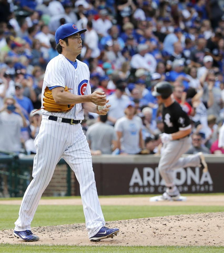 　ホワイトソックス戦の８回に登板し、先頭のデービッドソン（右）に本塁打を浴びたカブス・上原＝シカゴ（ＡＰ＝共同）