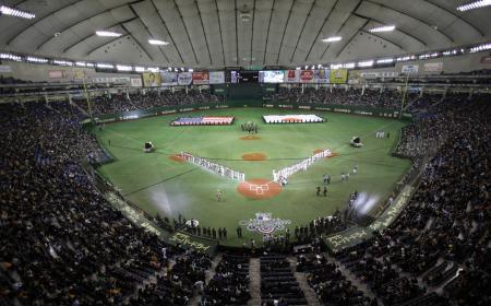 　２０１２年に東京ドームで行われたアスレチックス-マリナーズでの大リーグ開幕戦（ＡＰ＝共同）