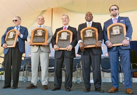 　米国の野球殿堂入り式典で表彰されたイバン・ロドリゲス氏（左から２人目）、ティム・レインズ氏（同４人目）、ジェフ・バグウェル氏（右端）ら＝クーパーズタウン（ＡＰ＝共同）