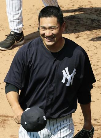 　投球練習を終え、笑顔を見せるヤンキース・田中