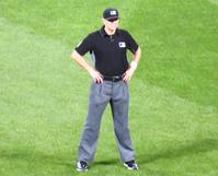 左手首に、白いリストバンドをして試合に臨んだＭＬＢの審判（８月１９日撮影）