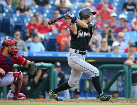 　フィリーズとのダブルヘッダー第１試合の７回、代打で勝ち越し３ランを放つマーリンズのイチロー＝フィラデルフィア（ゲッティ＝共同）