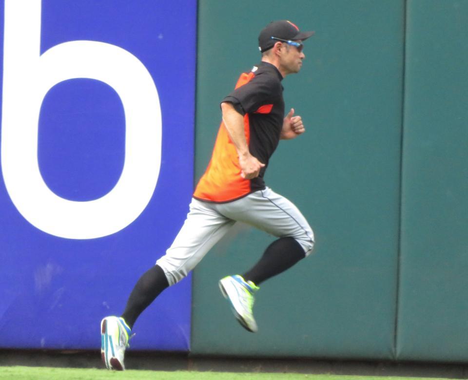 試合前のフィールドで走るイチロー（撮影・小林信行）