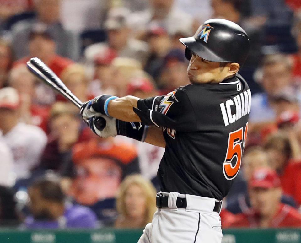 ナショナルズ戦の５回、代打で遊飛に倒れたマーリンズのイチロー＝ワシントン（共同）