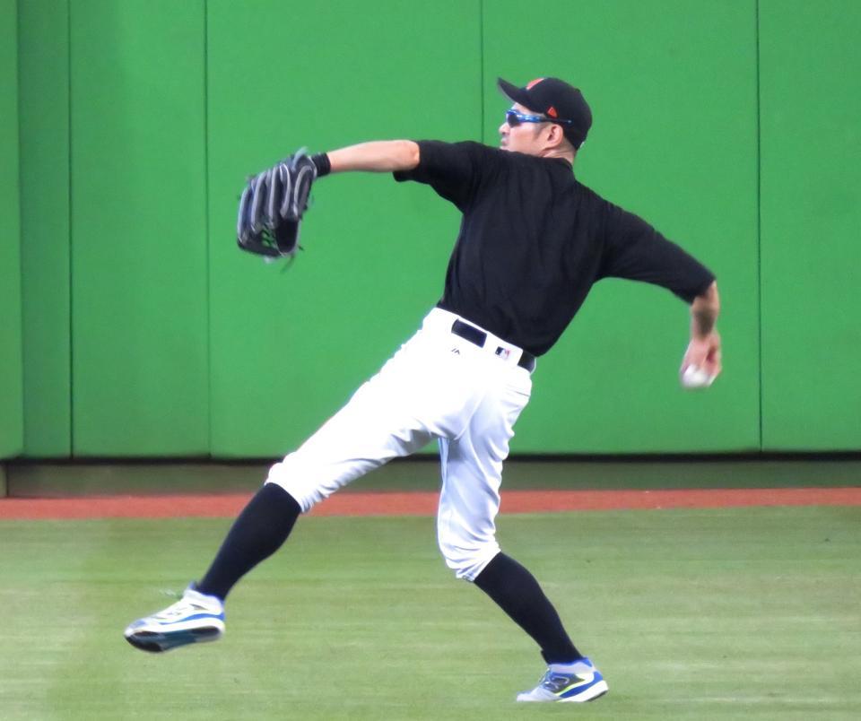 試合前のフィールドでキャッチボールをするイチロー（撮影・小林信行）